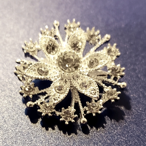 Accessories - Silver brooch